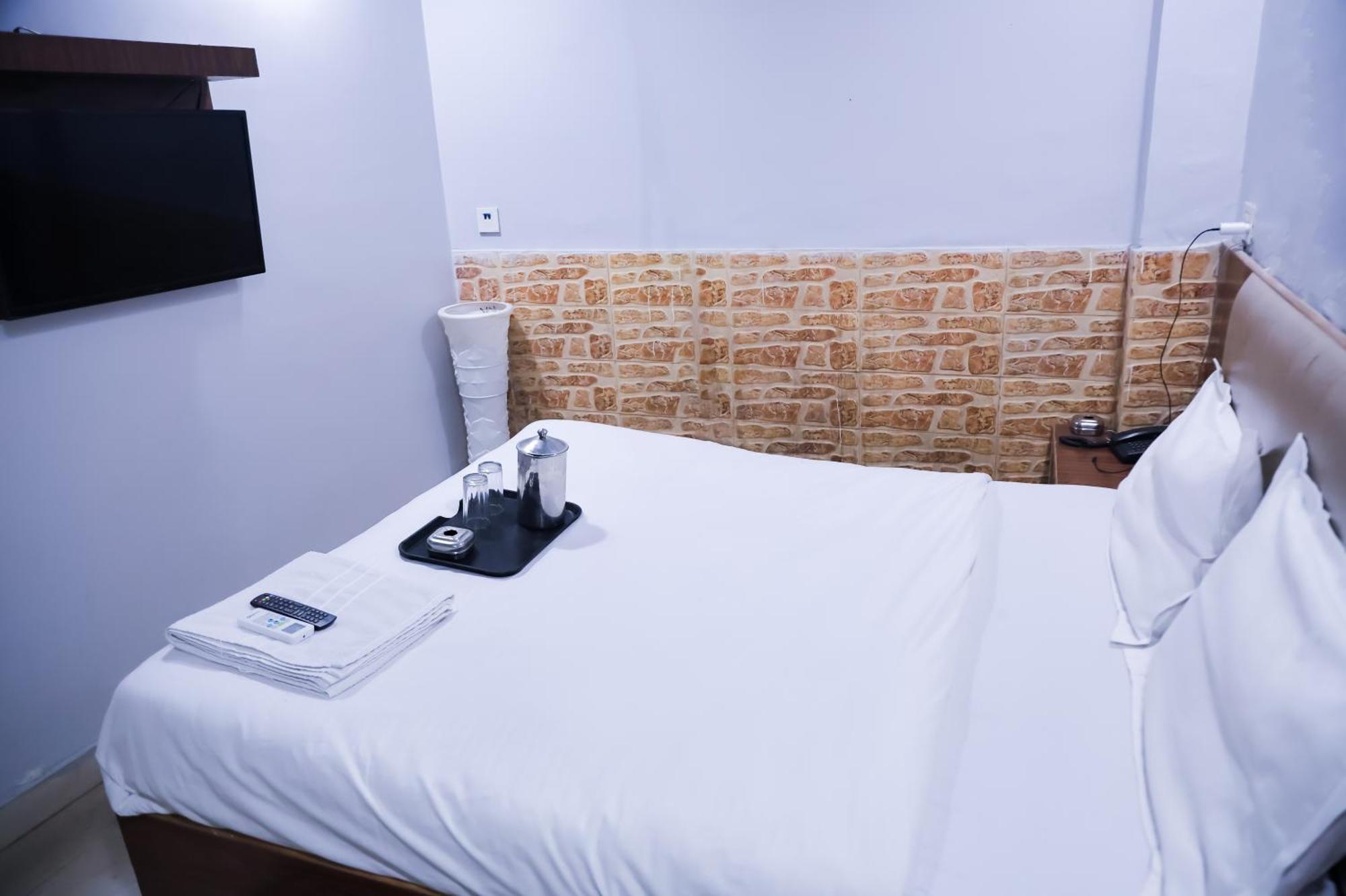 Mannat Stay Hotel - Laxmi Nagar New Delhi Buitenkant foto
